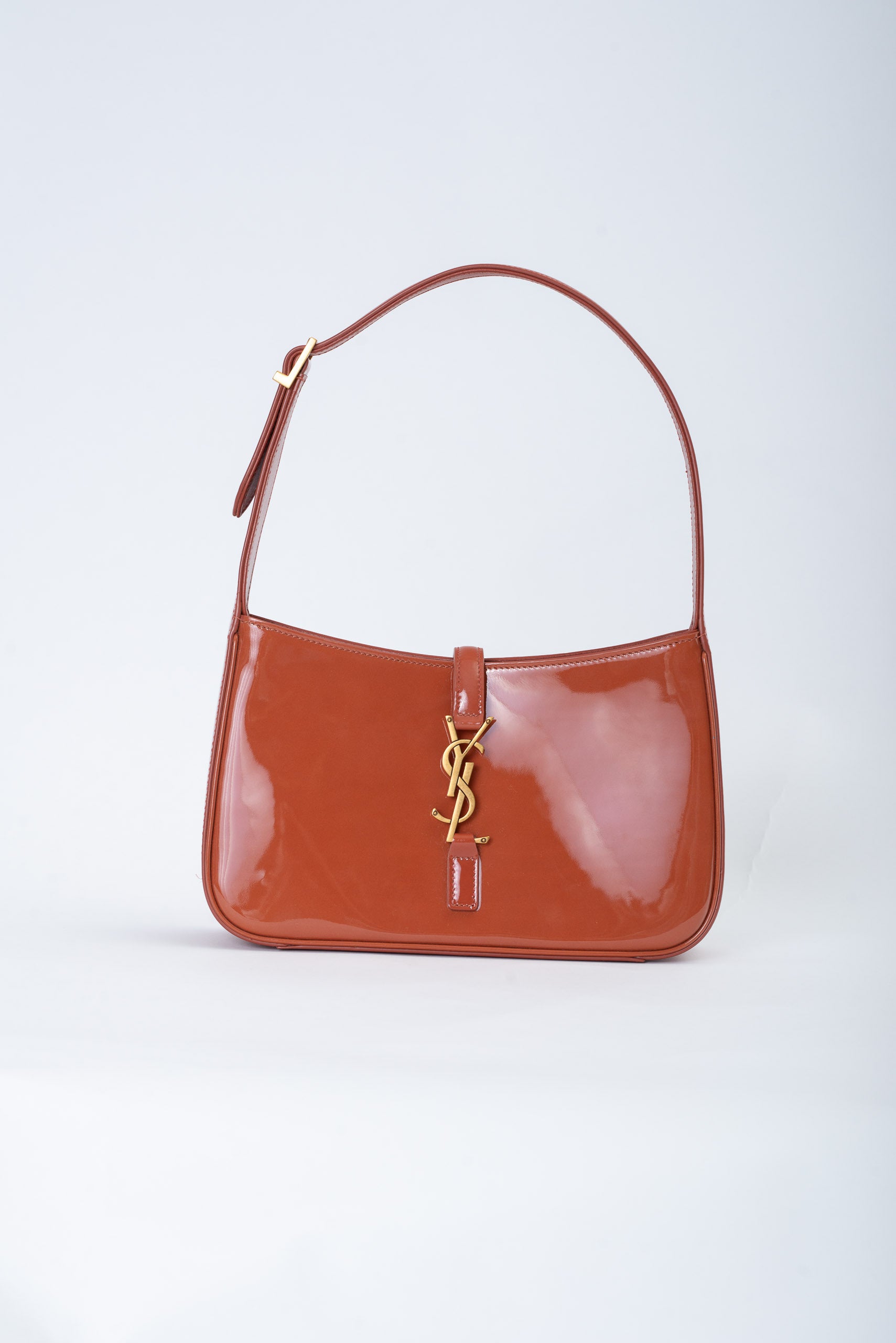 Saint Laurent Le 5 à 7 in pelle verniciata